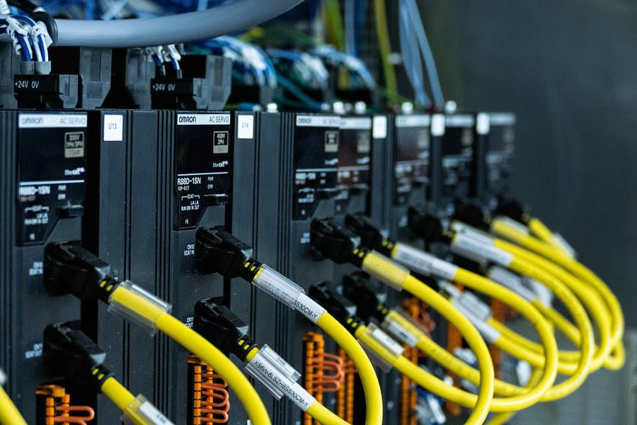 Maluka Kobe Cartoner: il sistema compatto che automatizza il confezionamento alimentare grazie ai servoazionamenti Omron